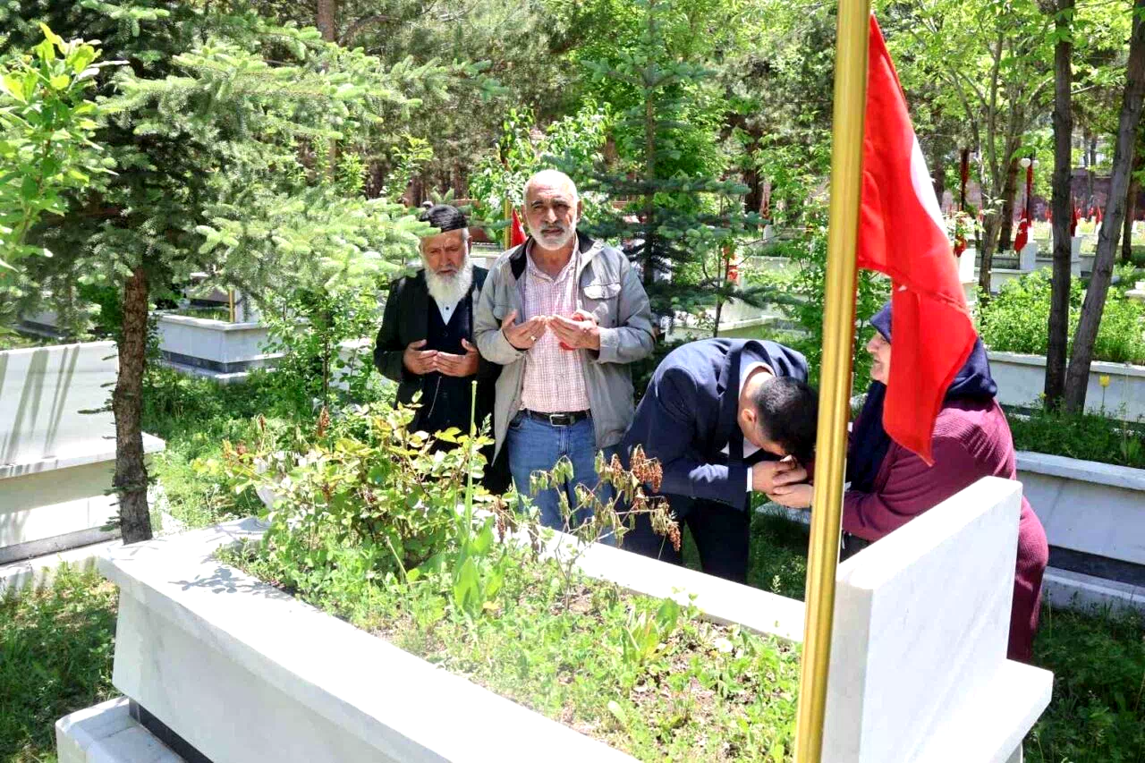 Arefe gününde şehitlikler ziyaret edildi