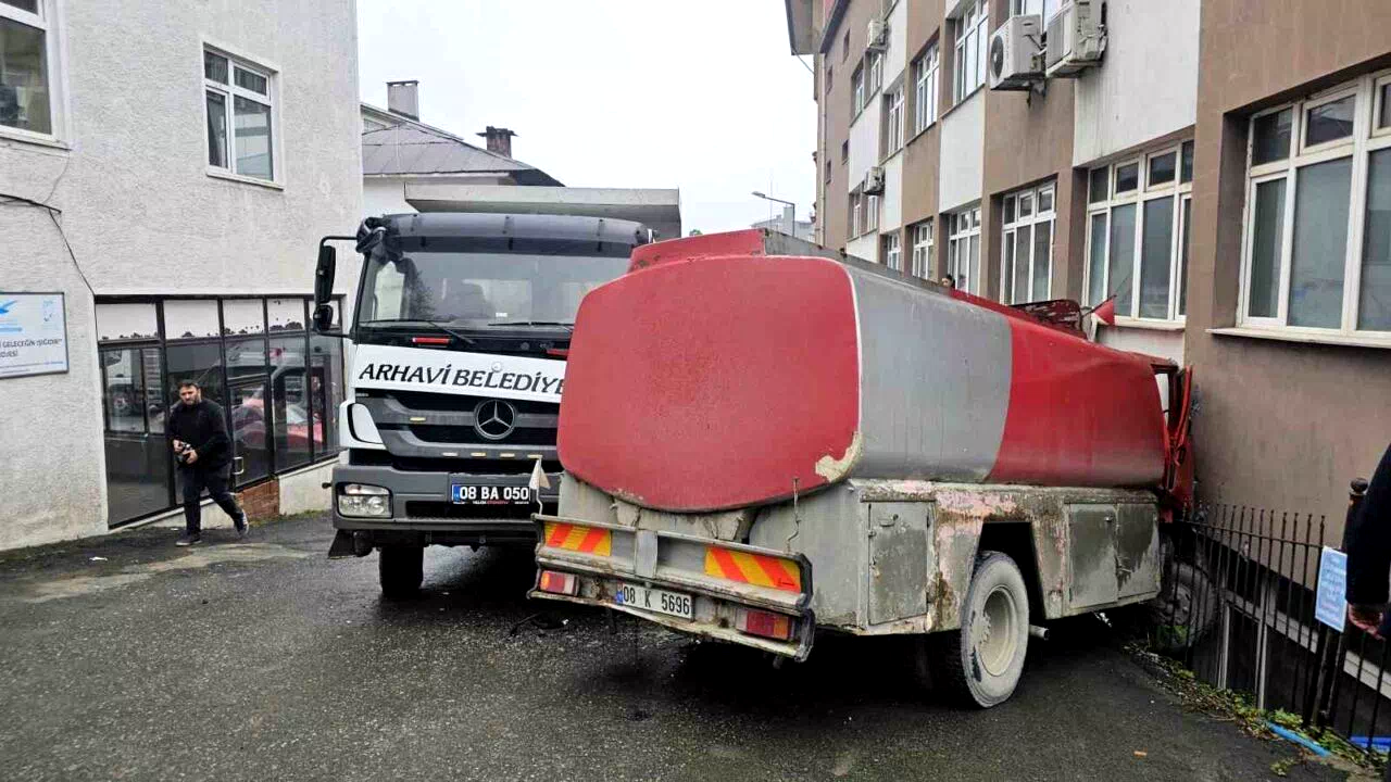 Arhavi’de freni boşalan mazot yüklü tanker kaymakamlık binasına çarparak durabildi