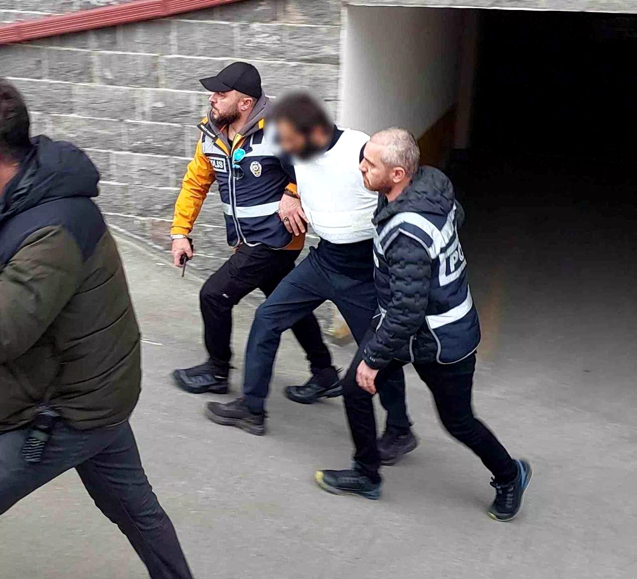 Arkadaşını bıçaklayarak öldüren zanlı emniyetteki sorgusunun ardından adliyeye sevk edildi