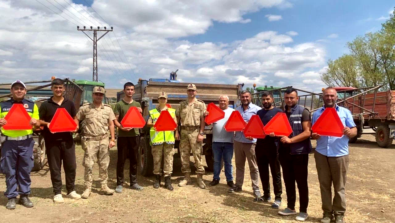 Arpaçay’da jandarma çiftçileri bilgilendirdi