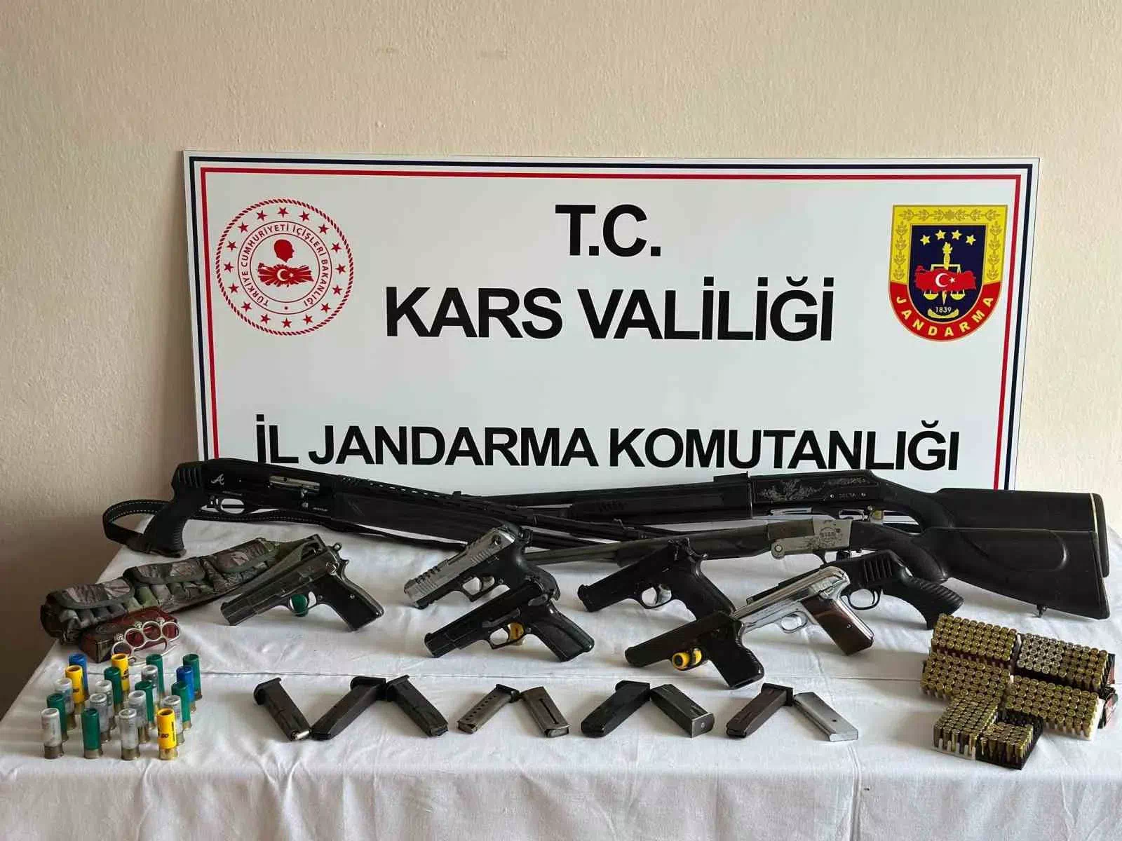 Arpaçay’da Jandarma Operasyonunda Çok Sayıda Silah Ele Geçirildi.