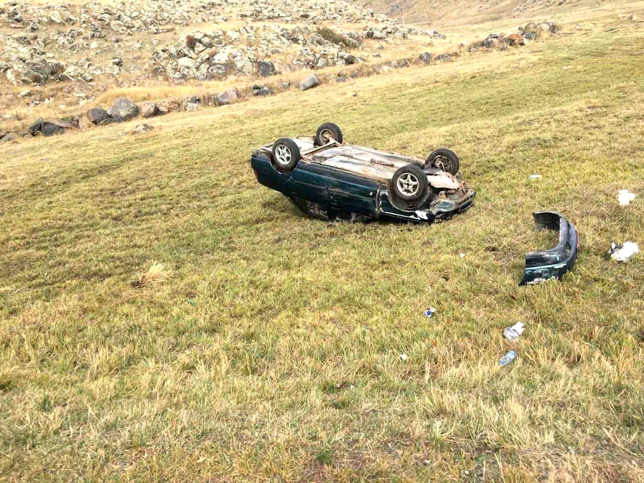 Arpaçay’da yoldan çıkan otomobil takla attı