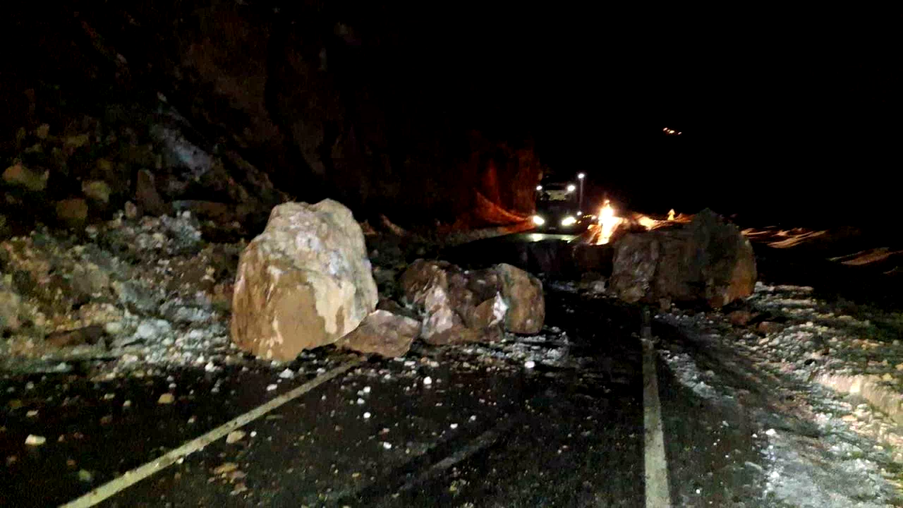“Artvin-Ardahan Karayolu, Heyelan Sonrası Temizlik Çalışmalarıyla Trafik Akışına Açıldı”