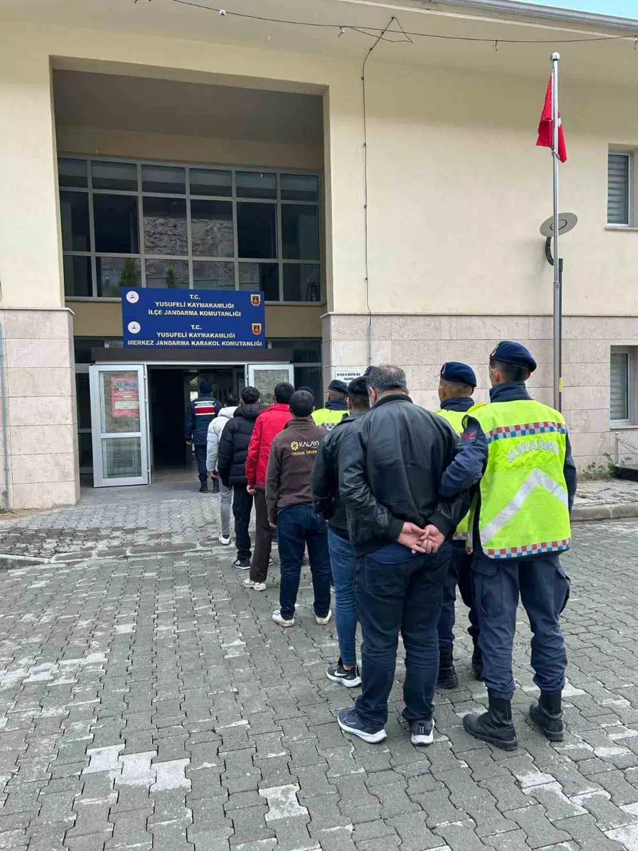 ARTVİN’DE 4 GÖÇMENİ TAŞIYAN 2 ORGANİZATÖR YAKALANDI