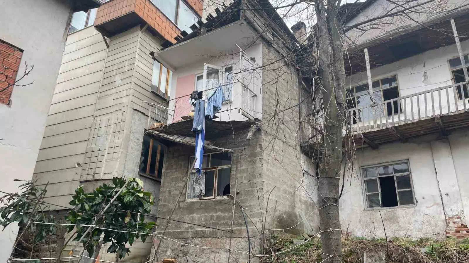 Artvin’de Balkon Çökmesi Sonucu Kadın 4 Metreden Düştü