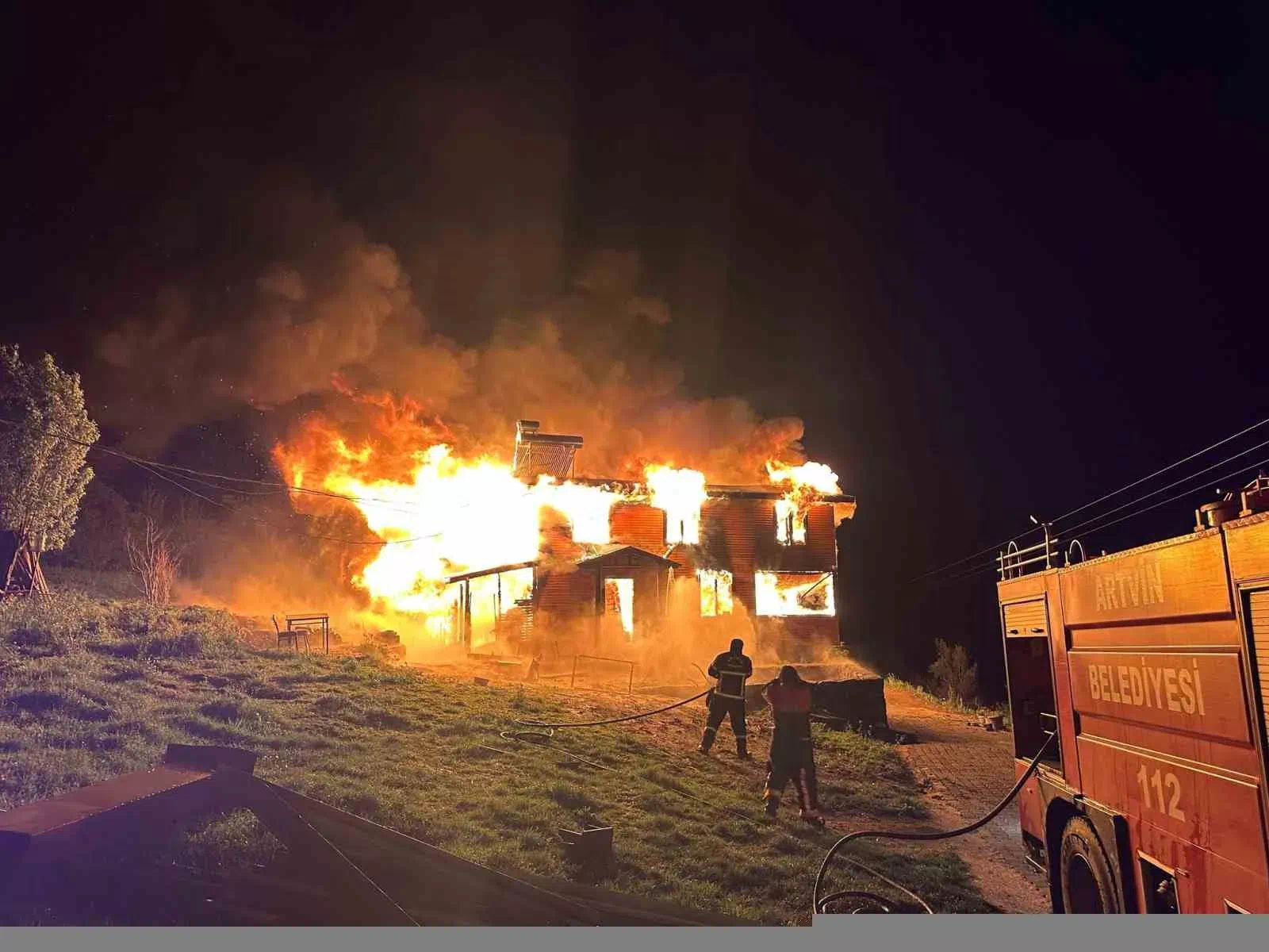 Artvin’de çıkan yangından ahşap ev kullanılamaz hale geldi