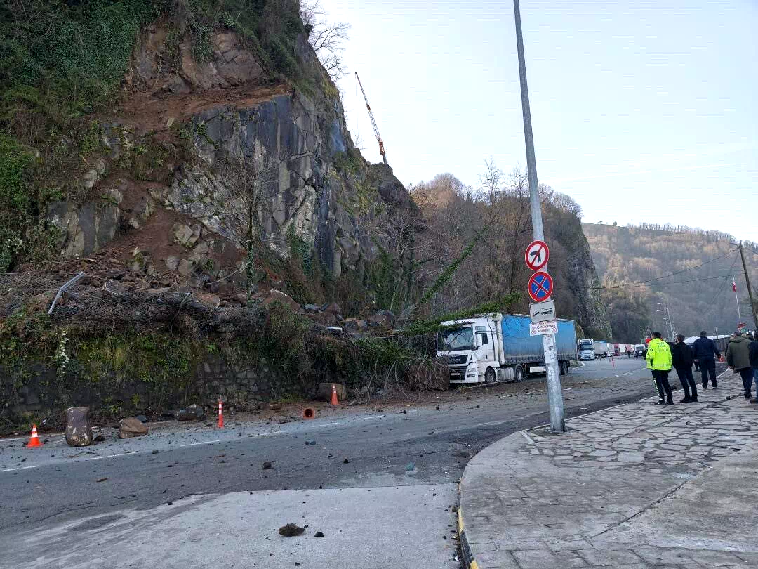 Artvin’de heyelan: Yamaçtan kopan kayalar tırda hasara yol açtı