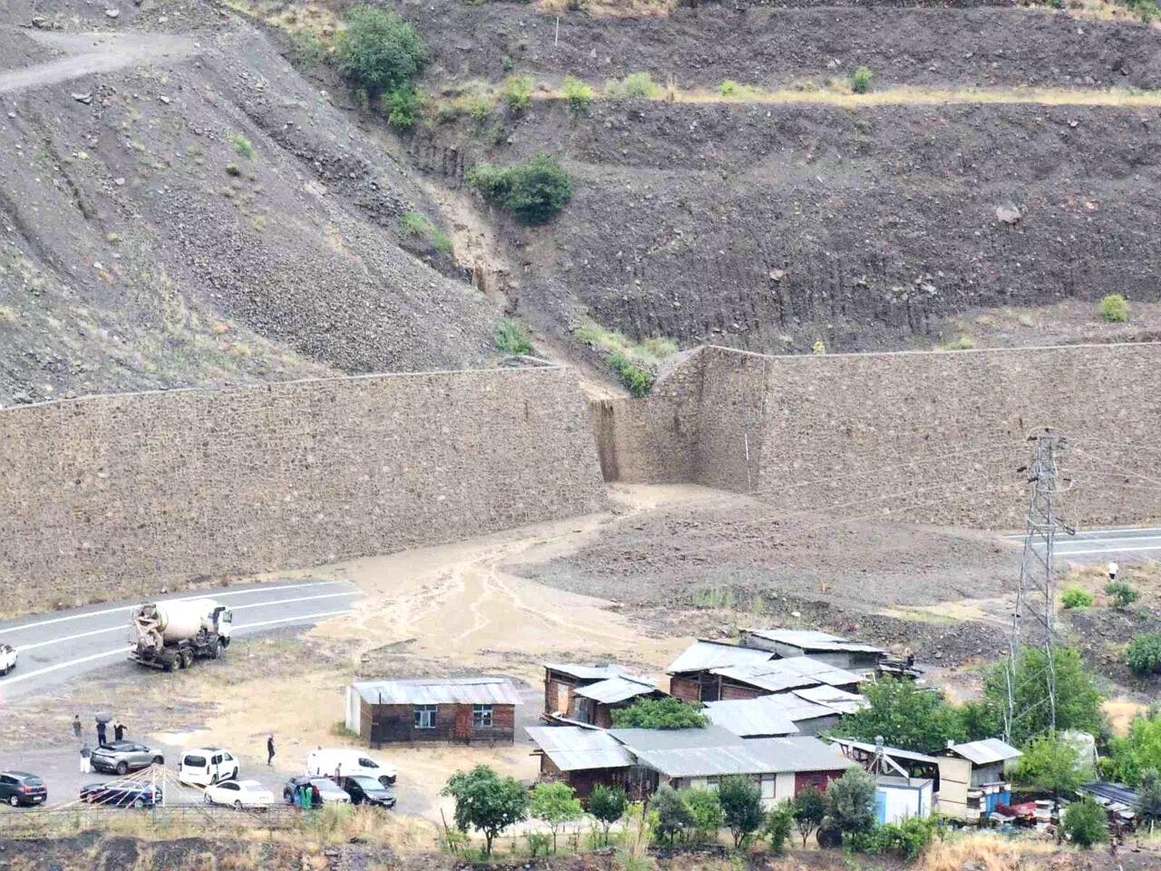 Artvin’de heyelan: Yol trafiğe kapandı