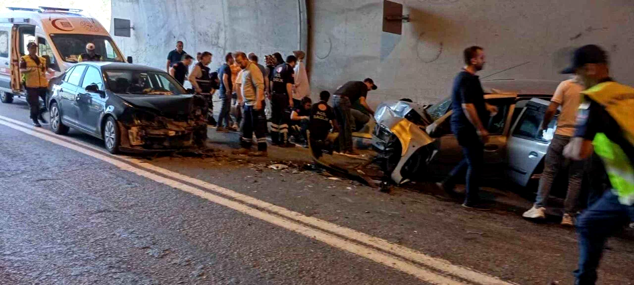 Artvin’de iki otomobil çarpıştı: 5 yaralı