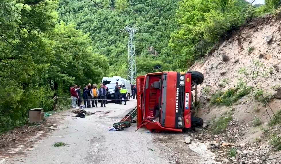 Artvin’de iş makinesi kaza yaptı: 1 ölü, 2 yaralı