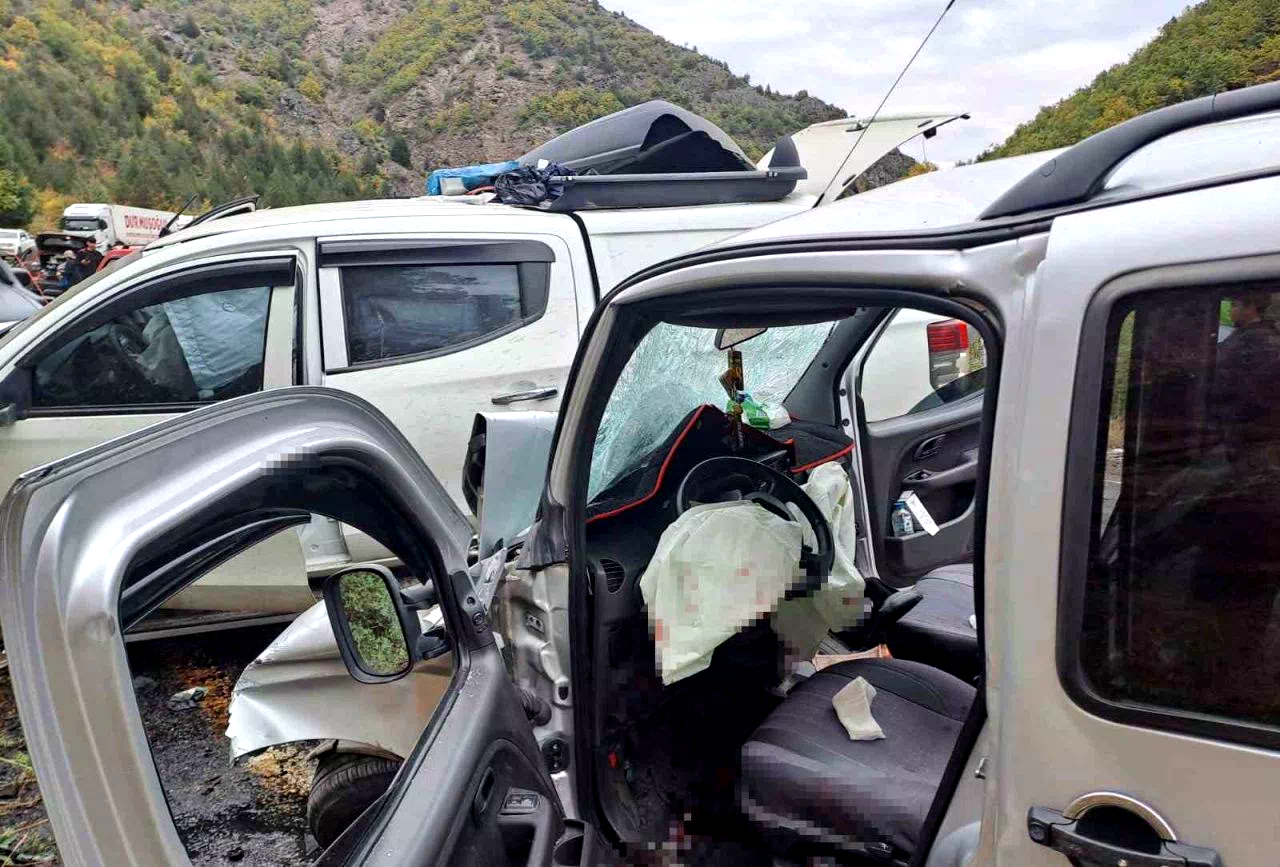 Artvin’de zincirleme trafik kazası: 4 yaralı