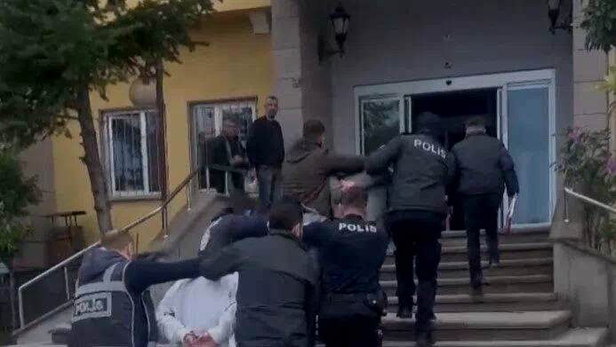 Artvin’in Hopa ilçesinde marketi kurşunlayan 3 kişi Sivas’ta yakalandı