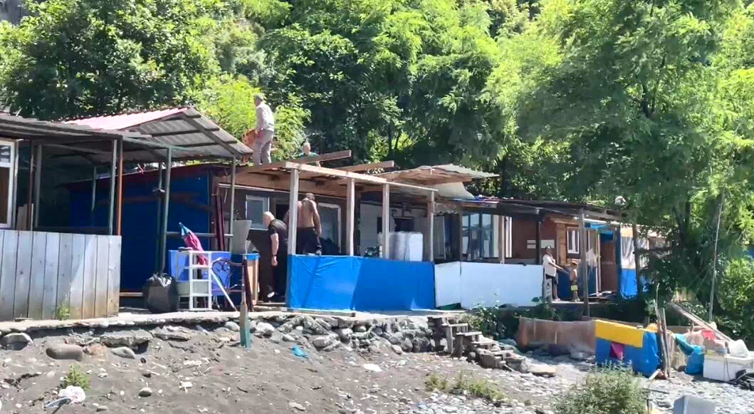 Artvin’in Karadeniz kıyılarındaki kaçak yapılar yıkılıyor