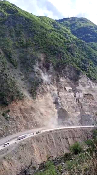 Artvin-Şavşat Karayolu’nda bir günde 3. heyelan: Yol ulaşıma kapandı