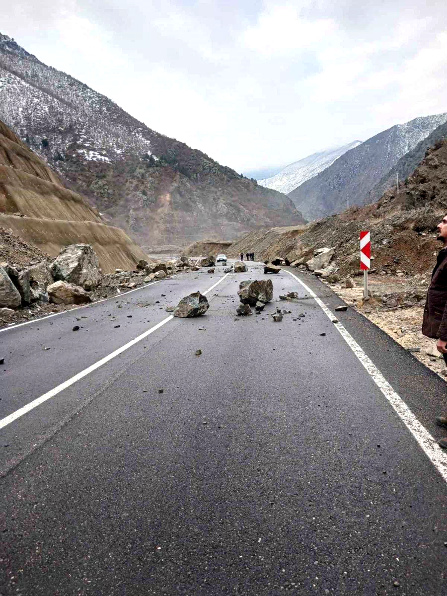 Artvin-Şavşat Karayolu’nda heyelan