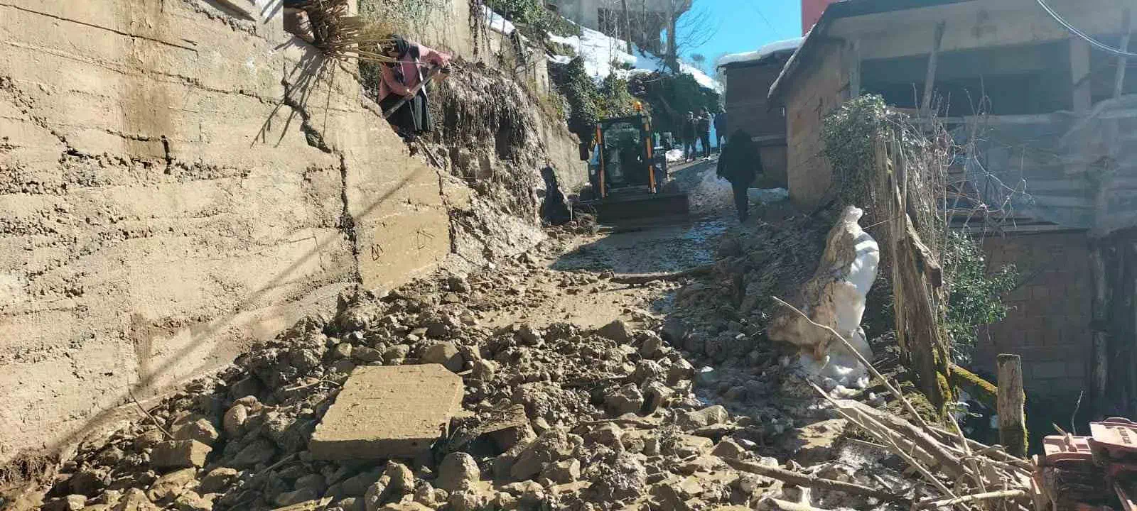 Aşağı Durak köyünde heyelan: 4 ev boşaltıldı