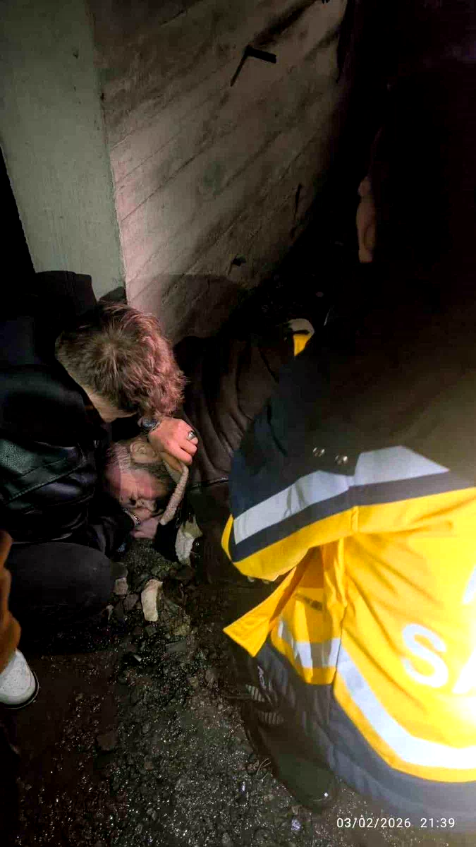Asansör boşluğuna düşerek yaralanan kişiyi itfaiye kurtardı