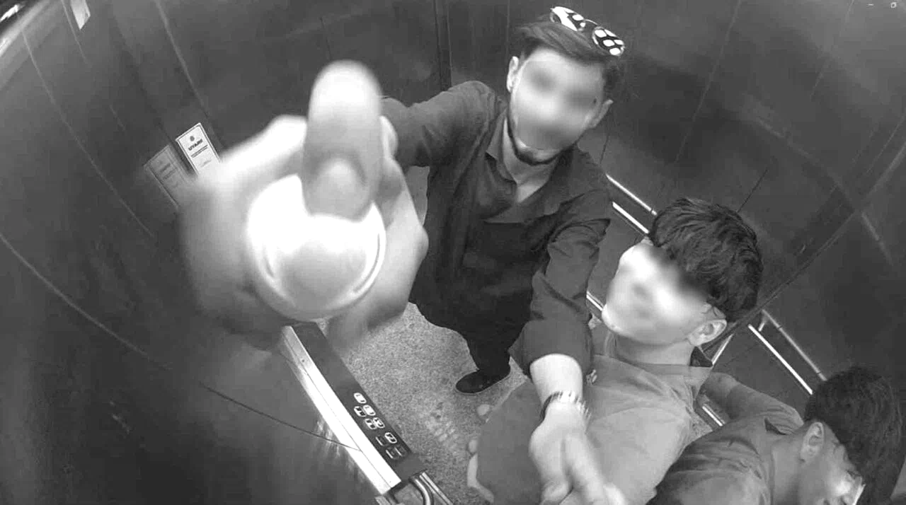 Asansörün güvenlik kamerasına köpük sıktılar