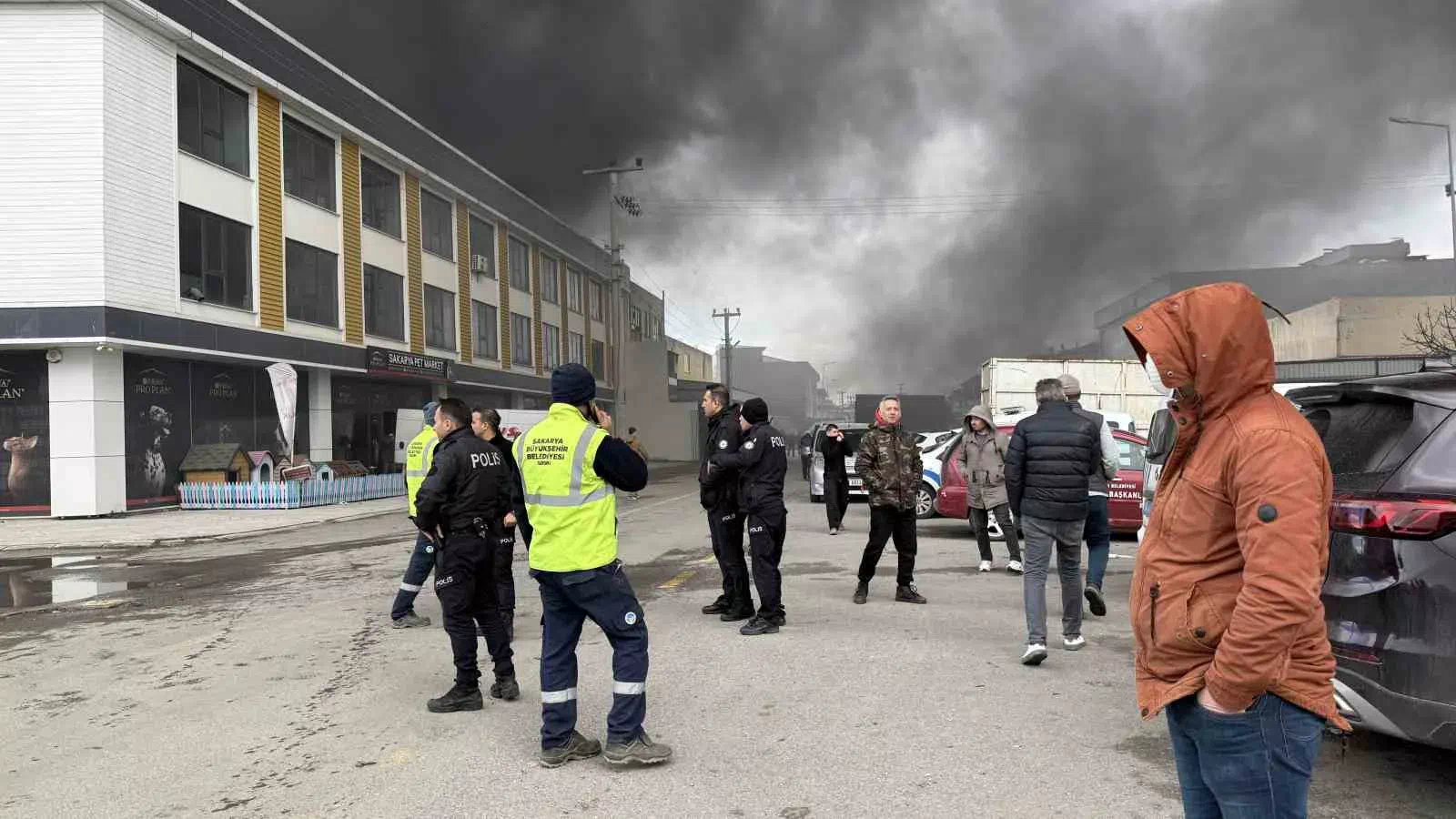 ASEM Mobilyacılar Çarşısı’nda bir iş yerinde yangın çıktı, olay yerine ekipler sevk edildi.