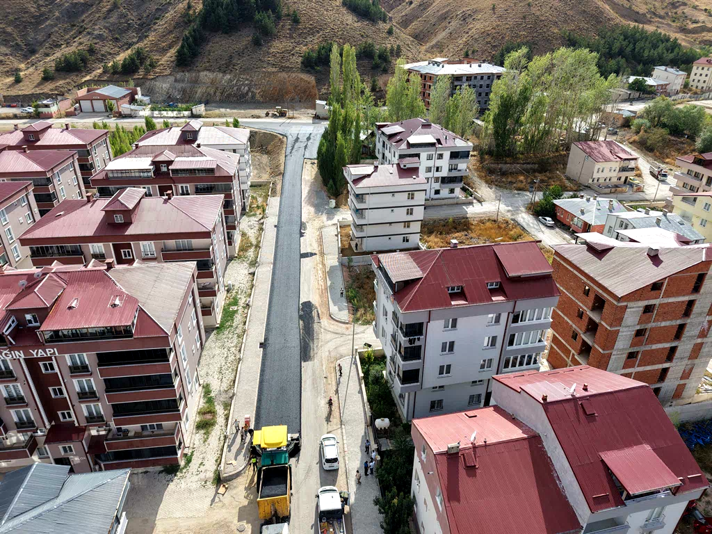 Asfaltlama çalışmalarını hız kesmeden devam ediyor