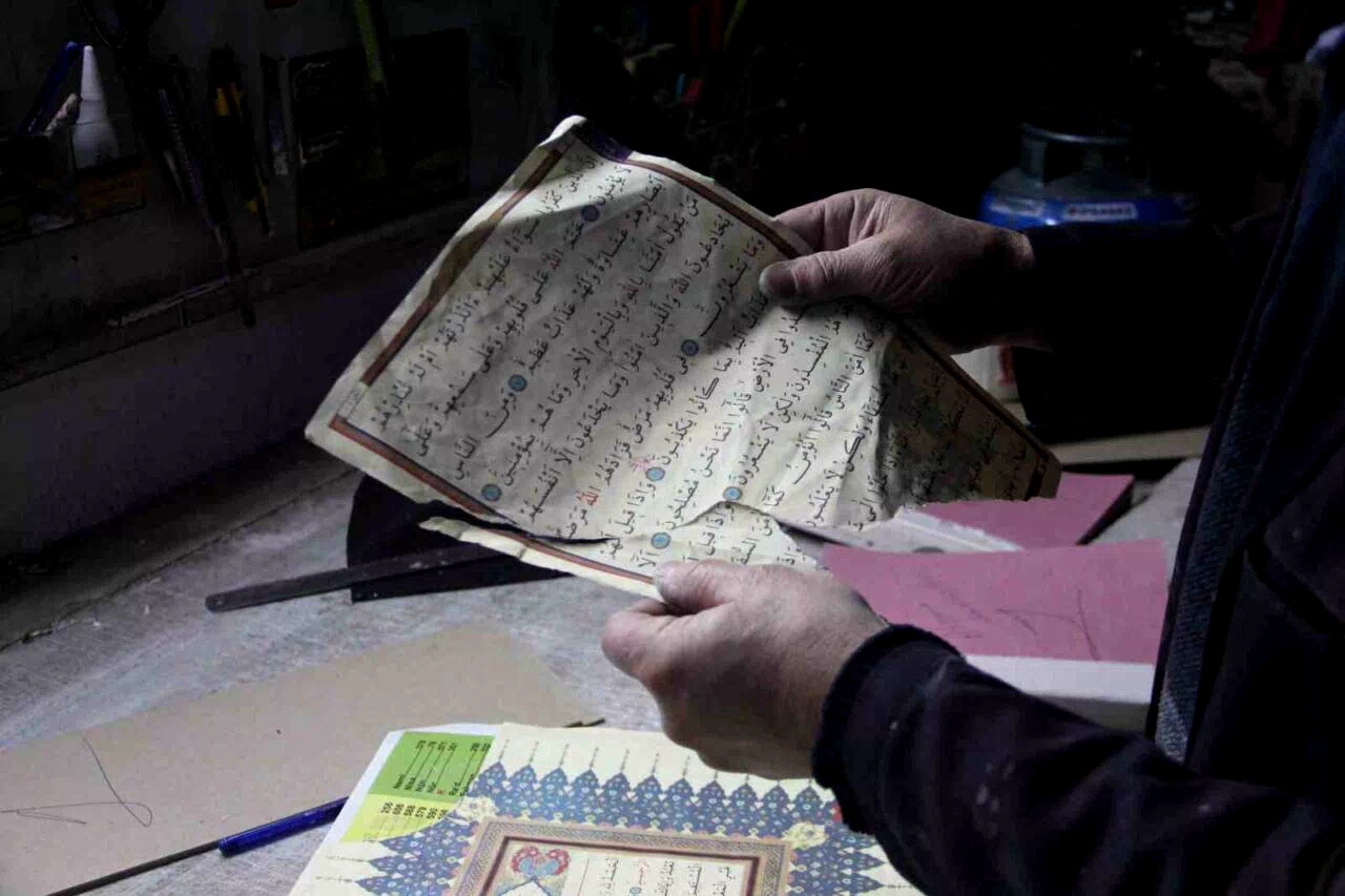 Aşınmış kitaplara 45 yıldır hayat veriyor