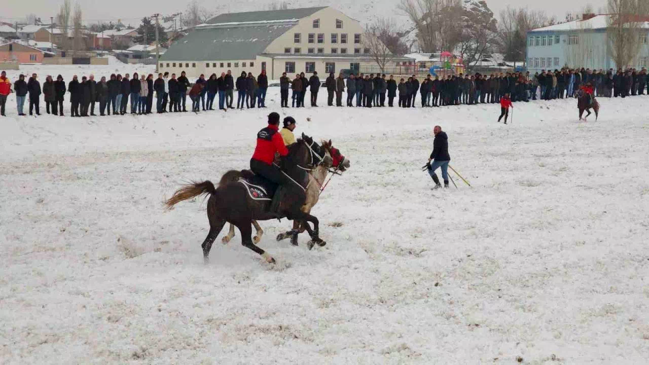 Aşkale’de cirit coşkusu: Dostluk müsabakası ilgiyle izlendi