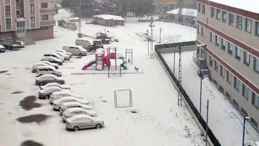 Aşkale’de kar yağış etkili oldu
