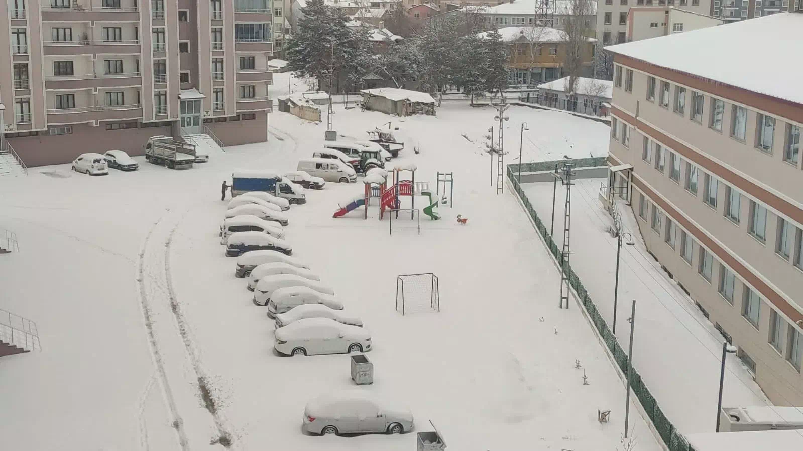 Aşkale’de Kar Yağışı Okulları Tatil Ettirdi