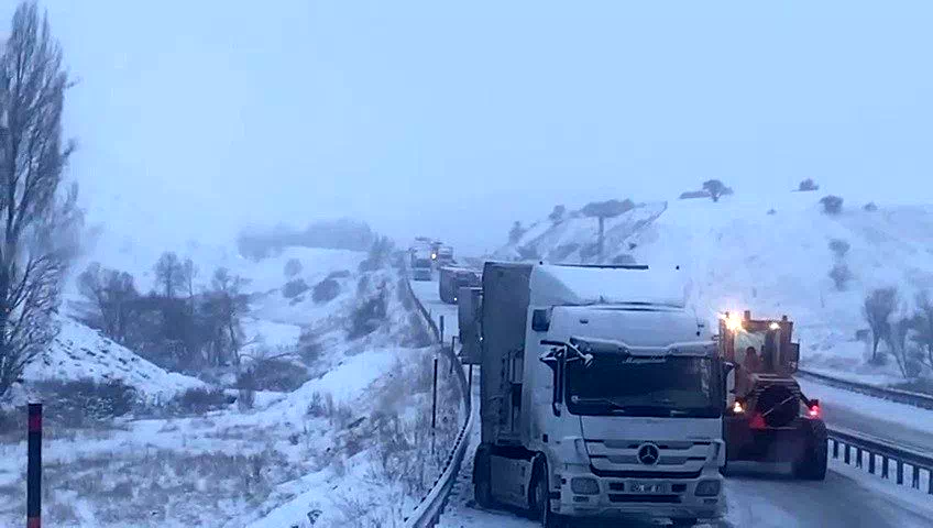 Aşkale tepebaşı mevkiinde kayan tırlar yolu kapattı