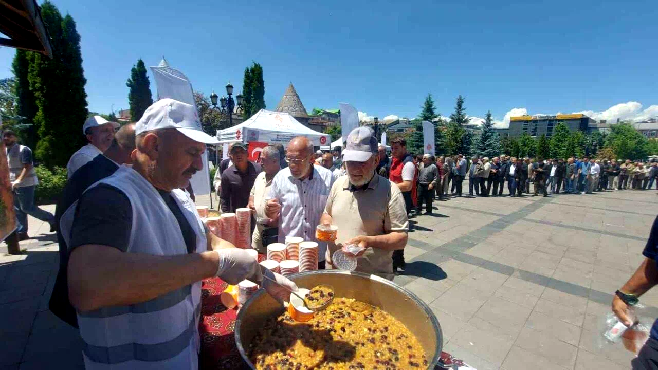 Aşure dağıtımında yoğunluk