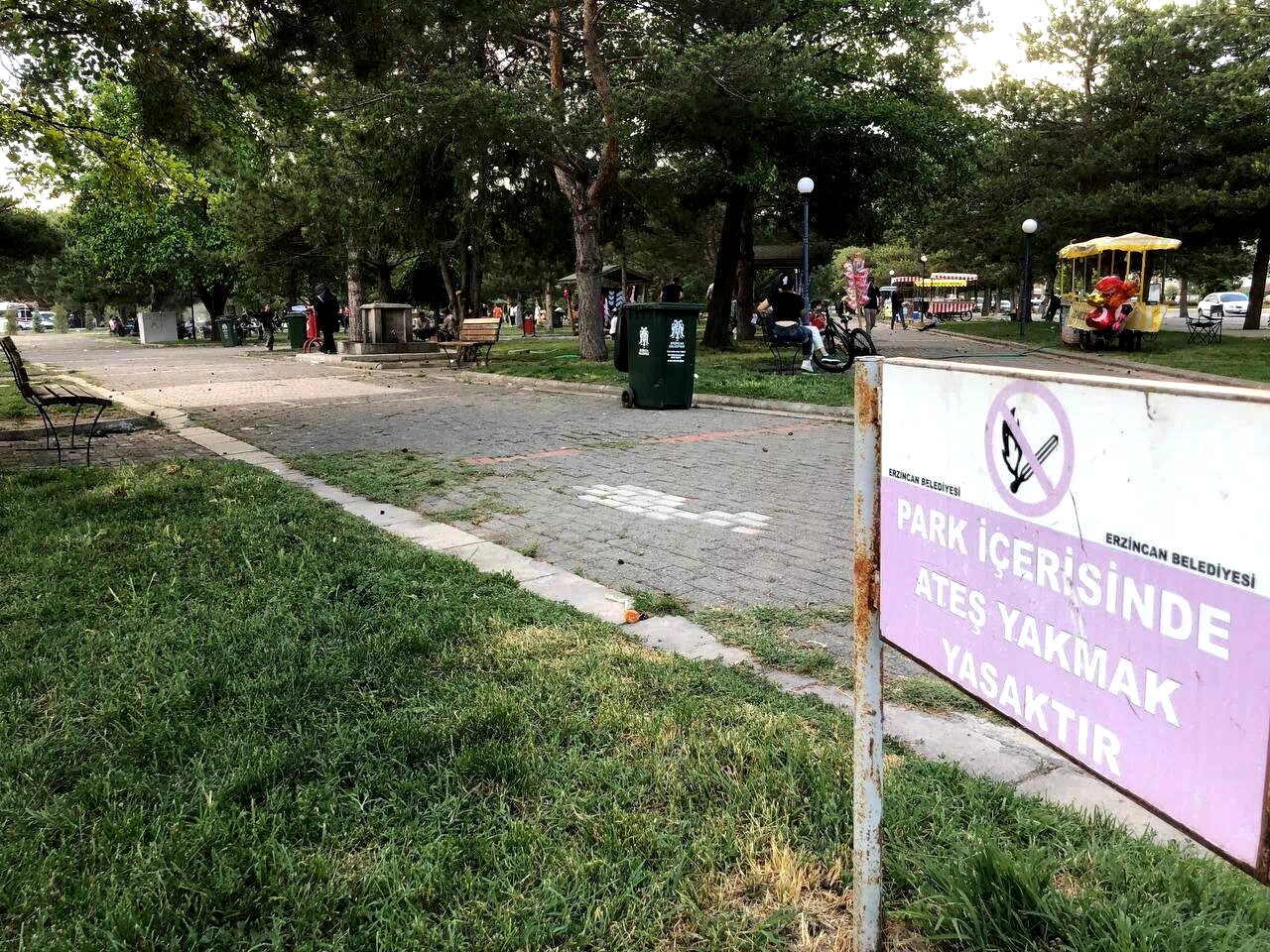 Atatürk Parkında yasak olmasına rağmen mangal ve semaver yakıp geriye çevre kirliliği bırakılmasına tepkiler büyüyor