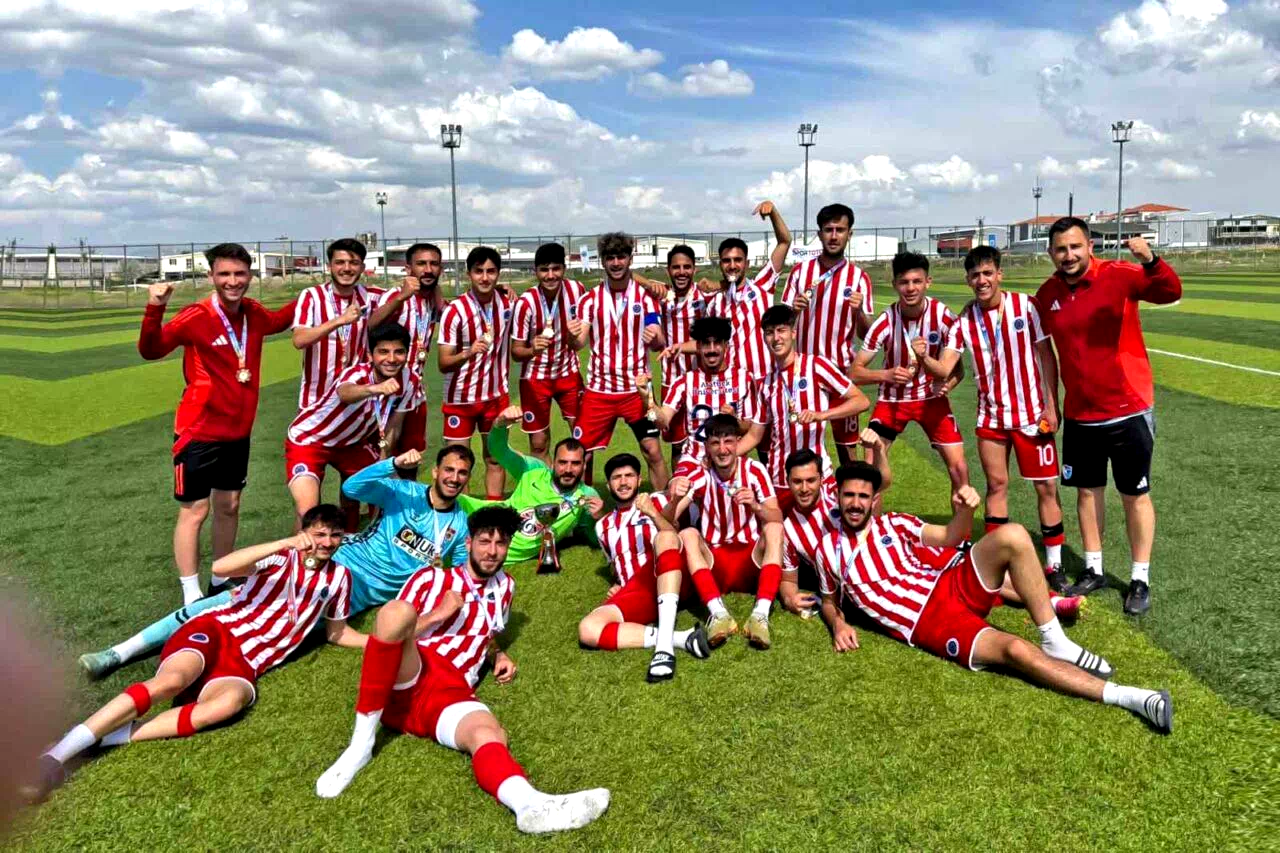 Atatürk Üniversitesi futbol takımı şampiyon olarak Süper Lig’e yükseldi
