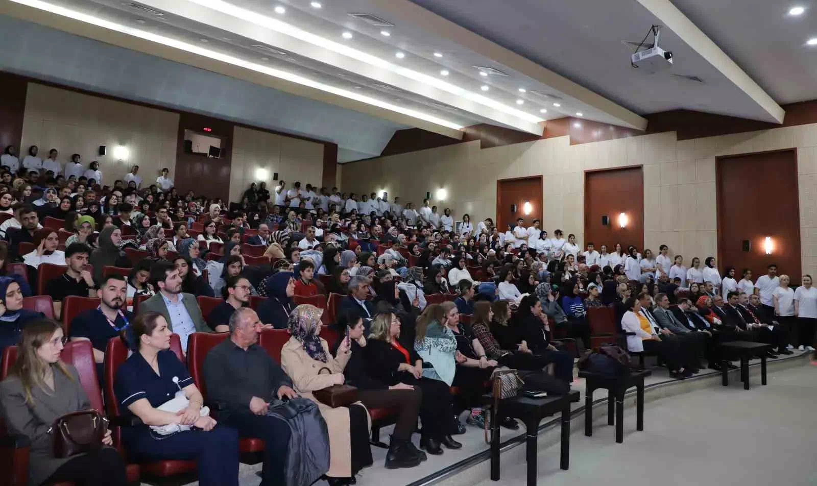 Atatürk Üniversitesi Hemşirelik Fakültesi 1. sınıf öğrencileri, üniforma giyme törenine coşkuyla katıldı.