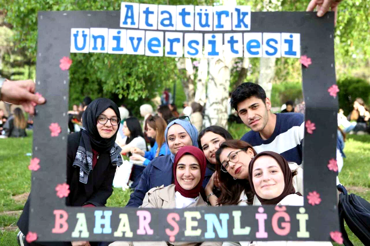 Atatürk Üniversitesi’nde bahar şenliği büyük bir coşkuyla tamamlandı