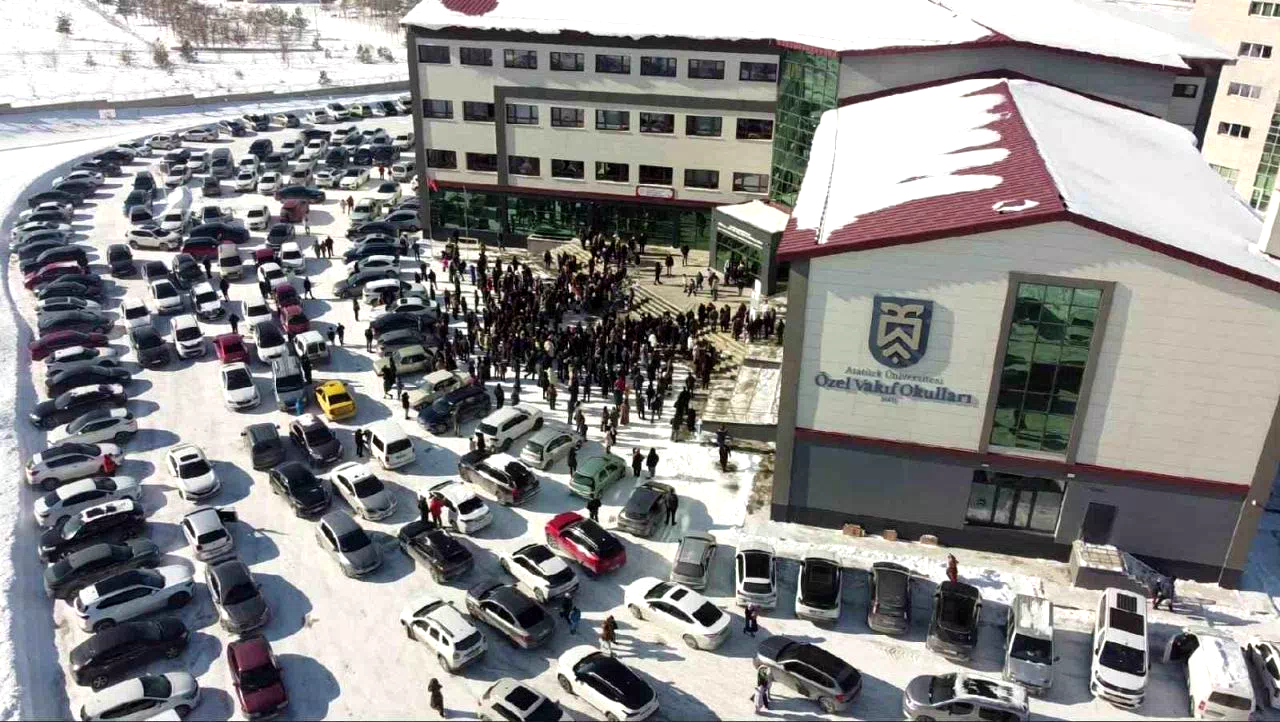 Atatürk Üniversitesi Özel Vakıf Okulları bursluluk sınavı, yoğun katılımla gerçekleşti