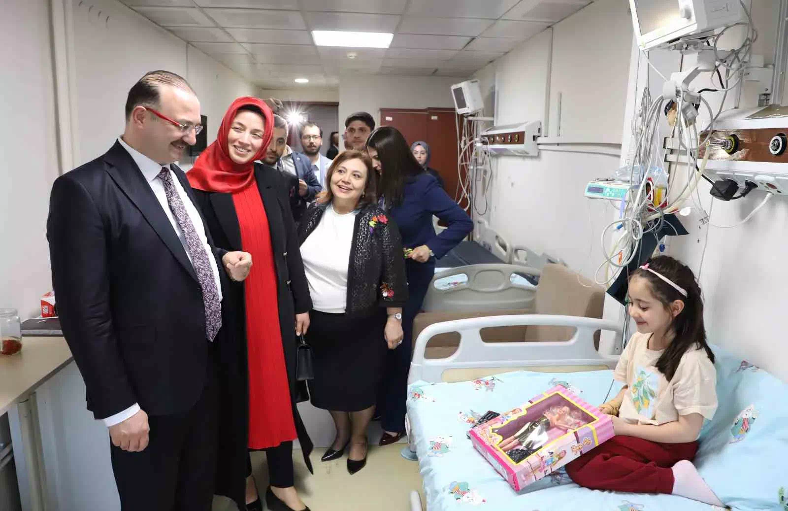 Atatürk Üniversitesi Rektörü ve Eşi, Hastane Çocuklarına Bayram Sürprizi Yaptı.