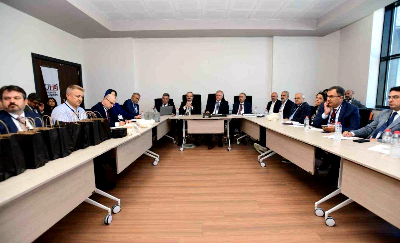 Atatürk Üniversitesi, üniversite hastanelerinin geleceğine yön veren çalıştayda yerini aldı