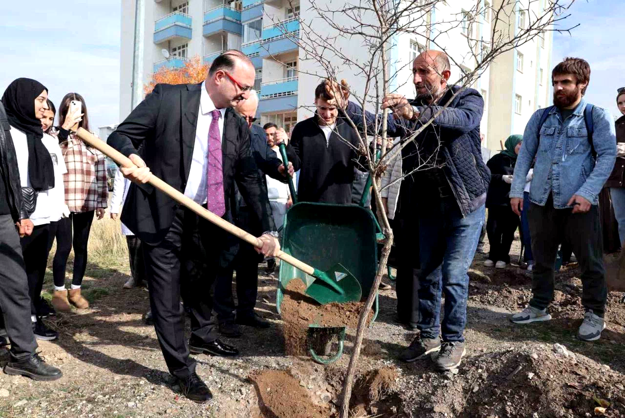 Atatürk Üniversitesinden millî ağaçlandırma gününe destek