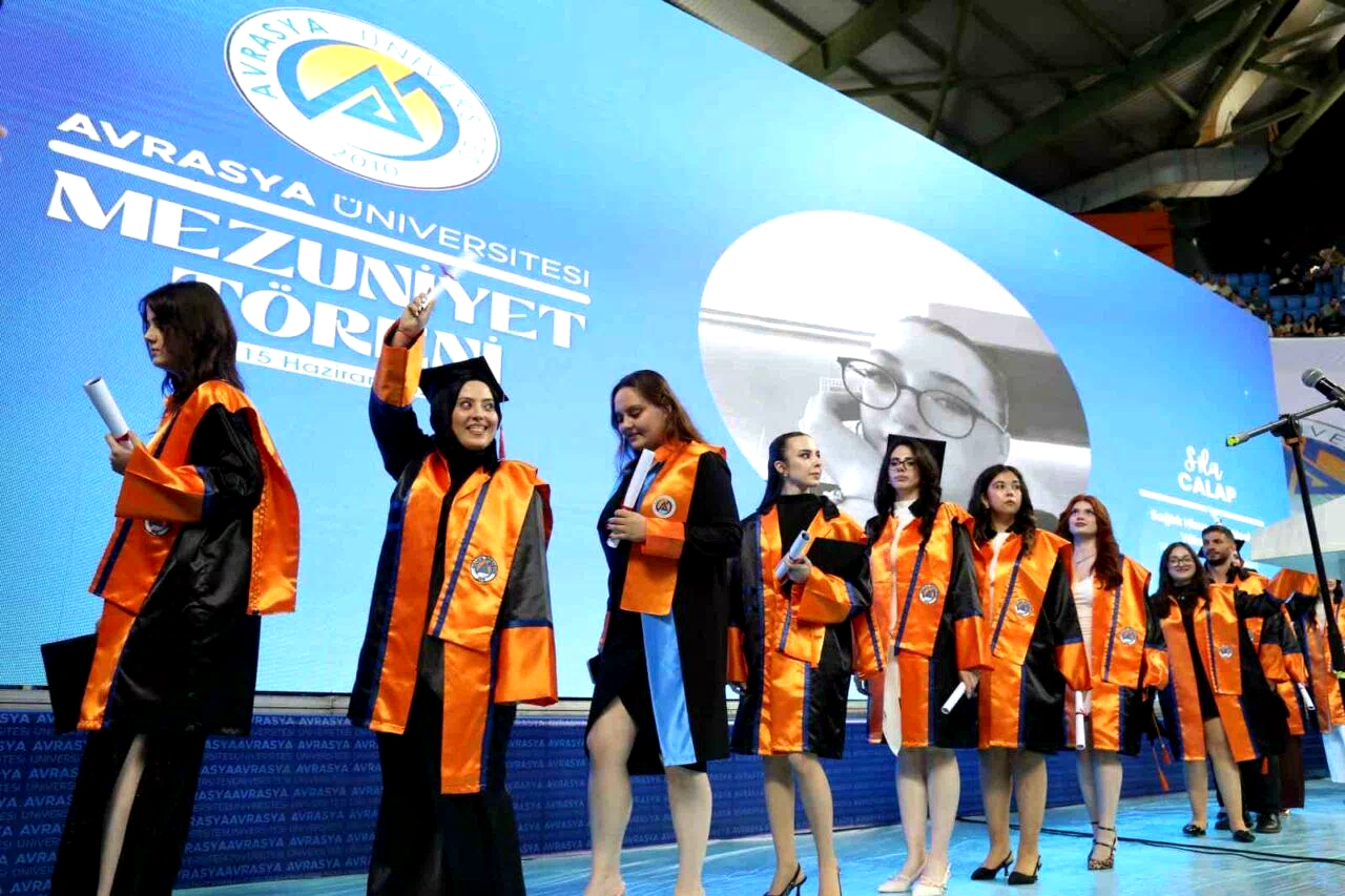 Avrasya Üniversitesi’nde mezuniyet coşkusu