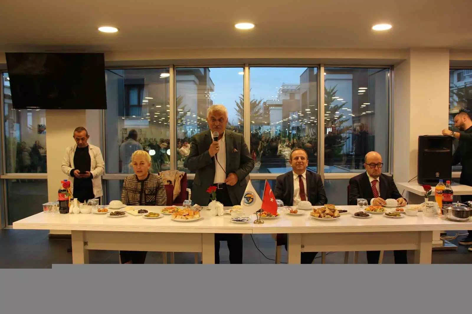 Avrasya Üniversitesi Öğrencilerine İftar Sofrası Kuruldu.