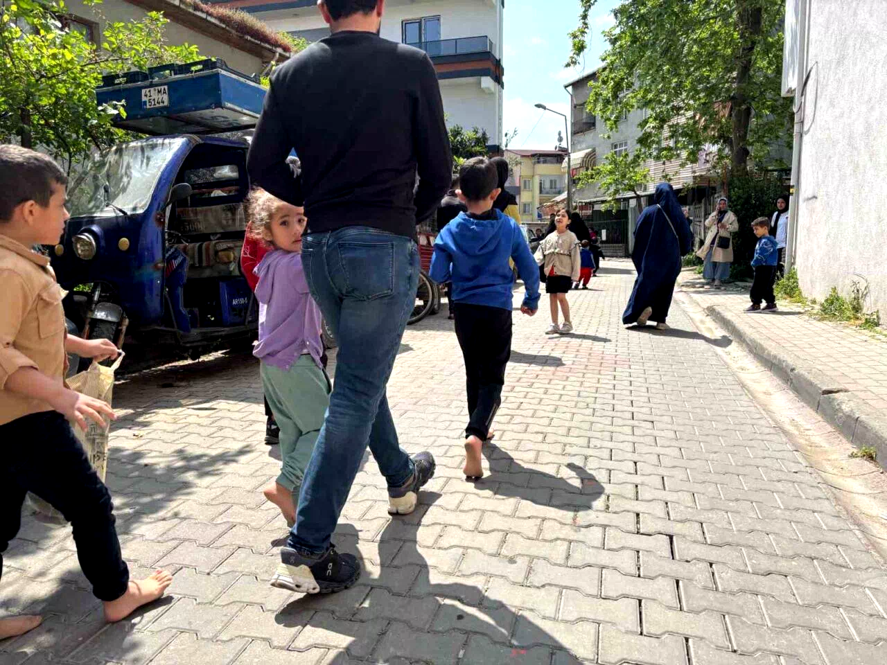 Ayakkabısız kaçtılar