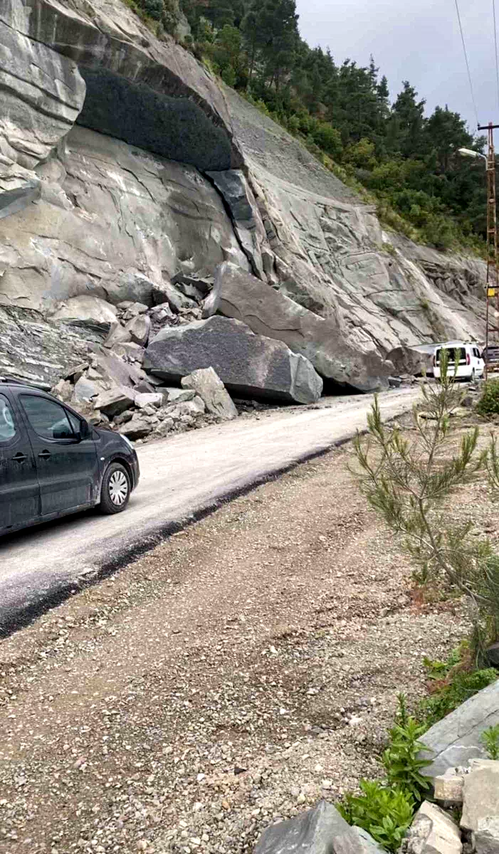 Ayancık’ta heyelan: Köy yolu trafiğe kapatıldı