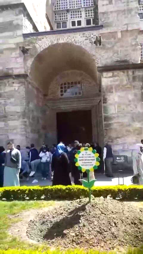 Ayasofya’da depreme yakalananlar kendilerini panikle dışarı attı