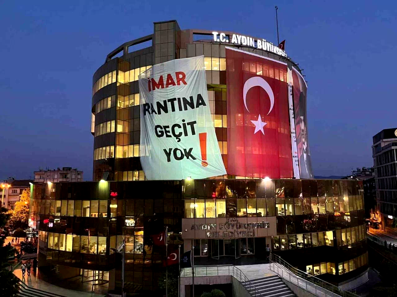 Aydın Büyükşehir Belediyesi binasına dev pankart: “İmar rantına geçit yok”