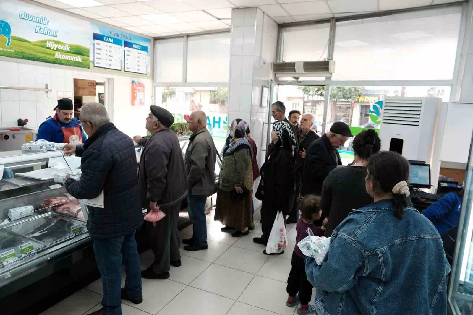 Aydın’da ‘Emekli Kart’ ve ‘Anne-Çocuk Kartı’ projeleri destek olmaya devam ediyor.
