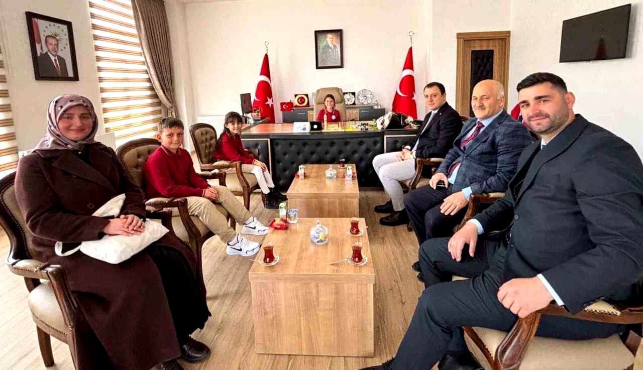 Aydıntepe’de kaymakamlık koltuğuna minik öğrenciler oturdu