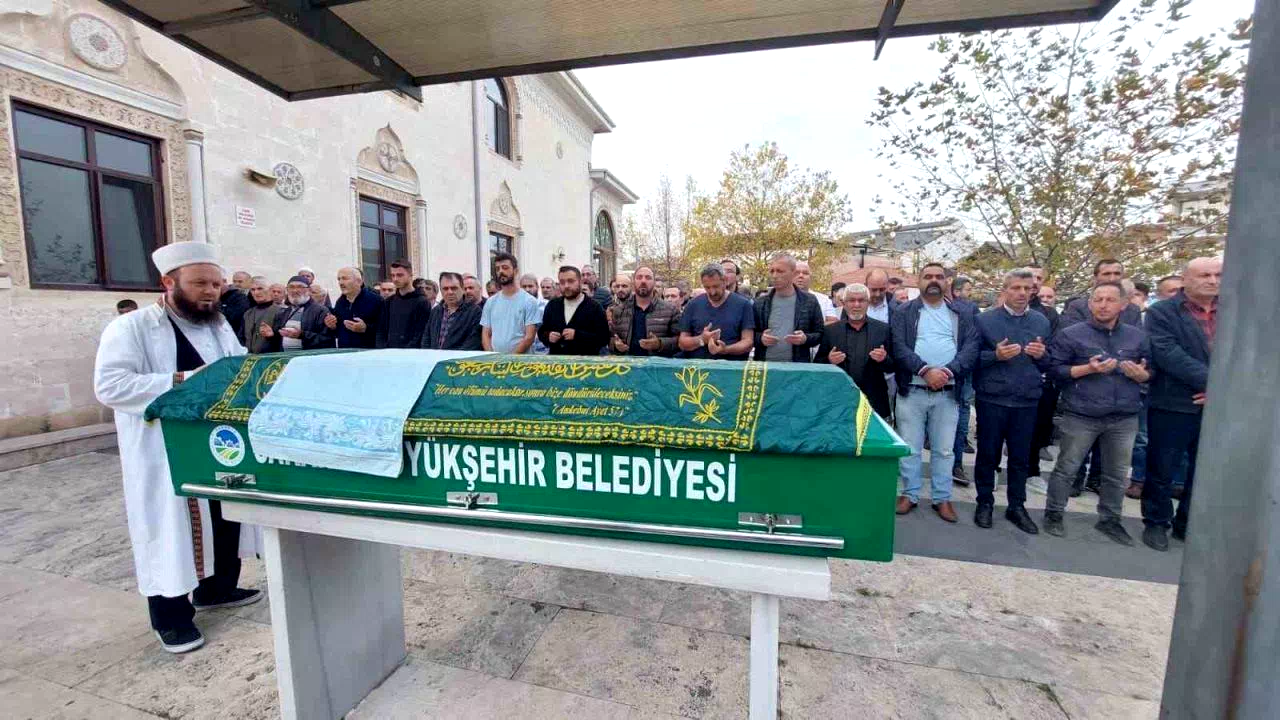 Aynı kazada ölüm ayırdı: Anne dün, oğlu bugün son yolculuğuna uğurlandı
