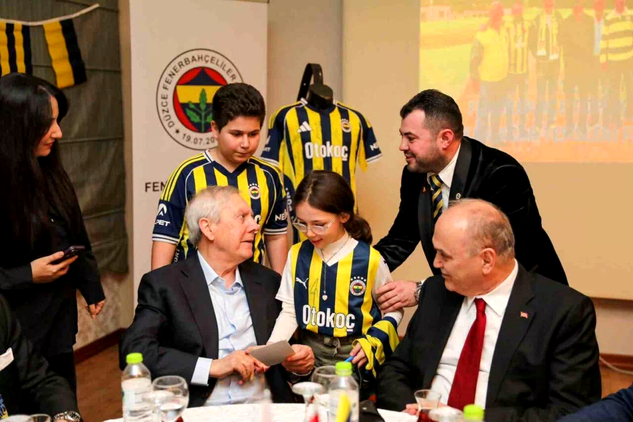 Aziz Yıldırım iftarını Düzce Fenerbahçeliler ile yaptı