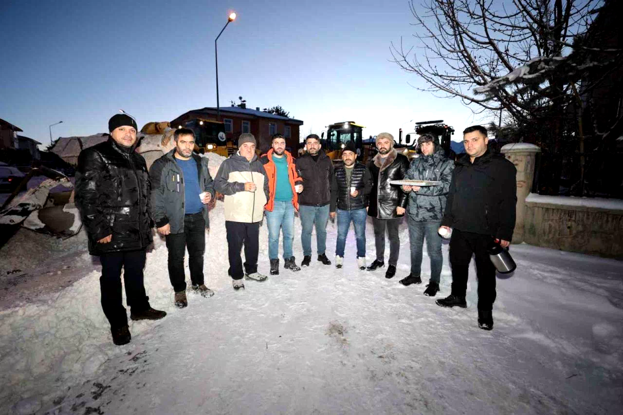 Aziziye’nin karla mücadele timlerine gece yarısı sürprizi