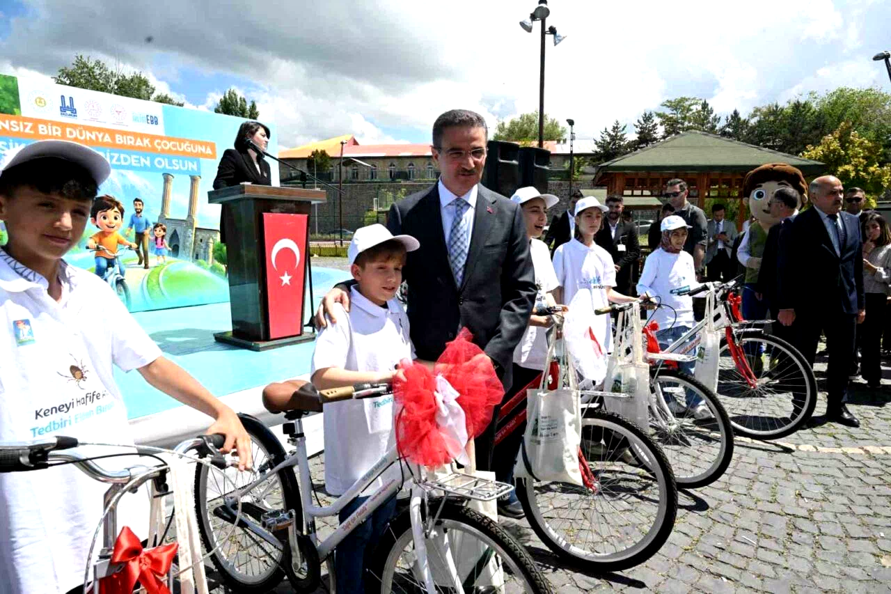Babalarına sigarayı bıraktırdılar, bisikleti kaptılar